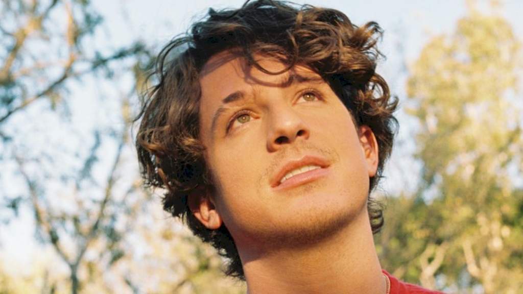 Charlie Puth aquece seu novo álbum com o lançamento de 