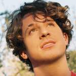 Charlie Puth aquece seu novo álbum com o lançamento de 