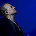 Bono e sua trajetória de vida que o moldou como a voz do U2 