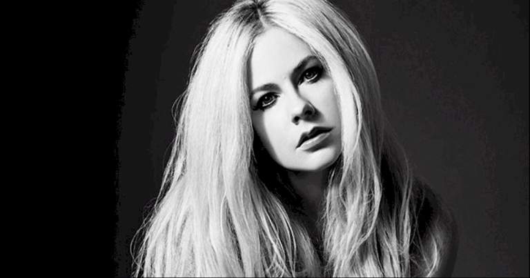 Avril Lavigne alcança 500 milhões de views com o clipe 