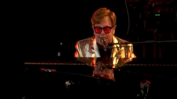 Elton John anuncia novo documentário na Disney+